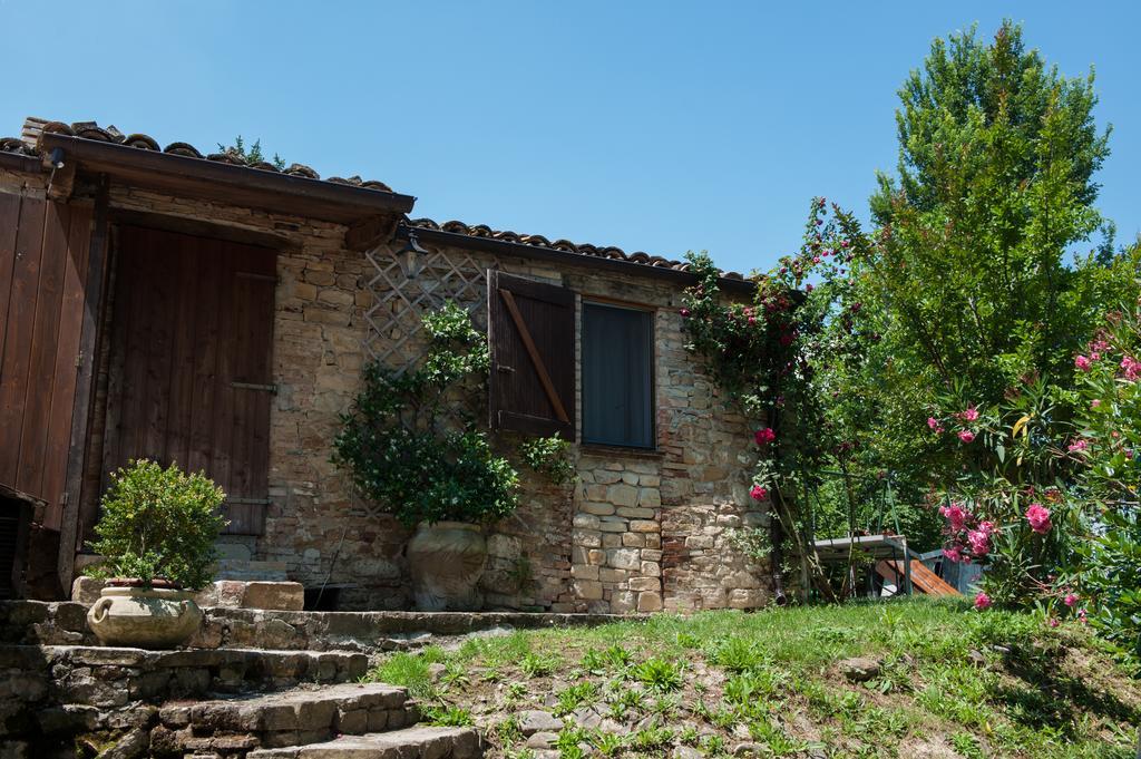 Вилла Agriturismo La Solagna Montebello di Bertona Экстерьер фото